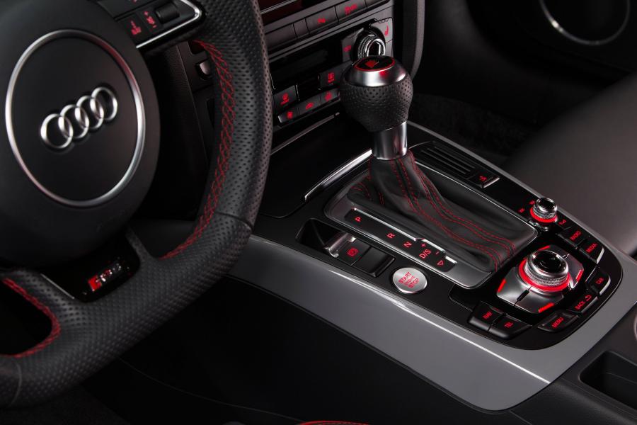 Детали интерьера Audi RS5 Coupe Sport Edition 2015 года  (фото 6 из 9)
